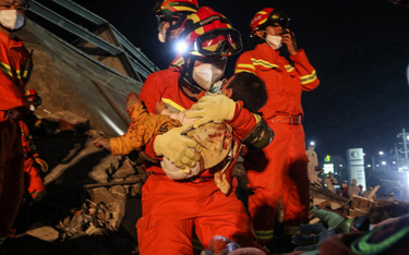 Chiny: 52 godziny pod gruzami. Uratowano matkę i 10-latka