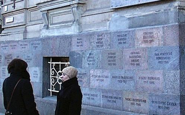 Nazwiska ofiar na murze wileńskiej siedziby KGB