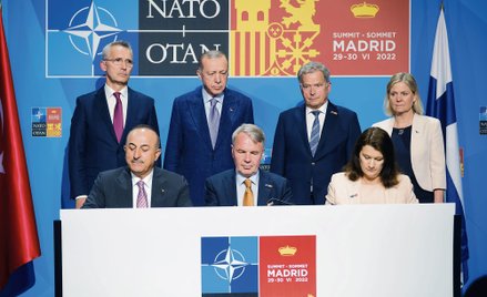 Uroczystość podpisania porozumienia pomiędzy Szwecja, Finlandią a Turcją była dziwnym spektaklem. Ni