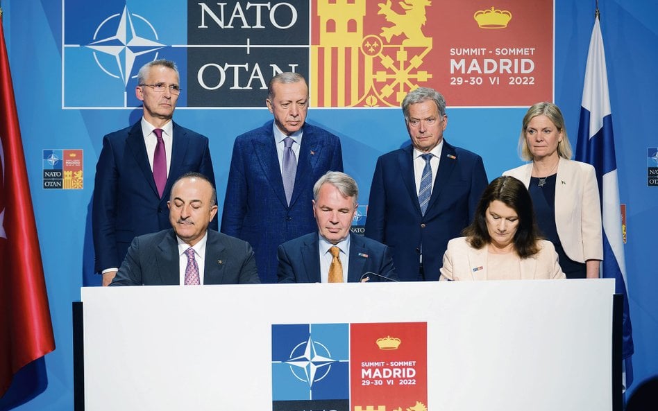 Uroczystość podpisania porozumienia pomiędzy Szwecja, Finlandią a Turcją była dziwnym spektaklem. Ni