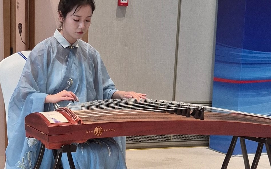 Jednym z najstarszych instrumentów chińskich jest guzheng, zwany także cytrą chińską