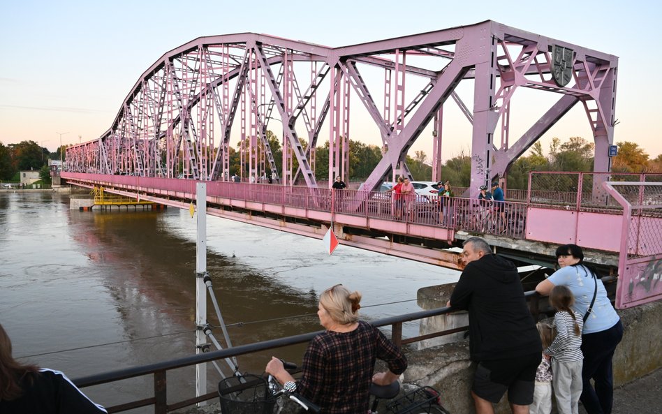 Głogów i okolice walczą z powodzią. Czy wały wytrzymają napór wody?