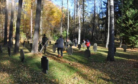 Leśnicy dbają o stare cmentarze