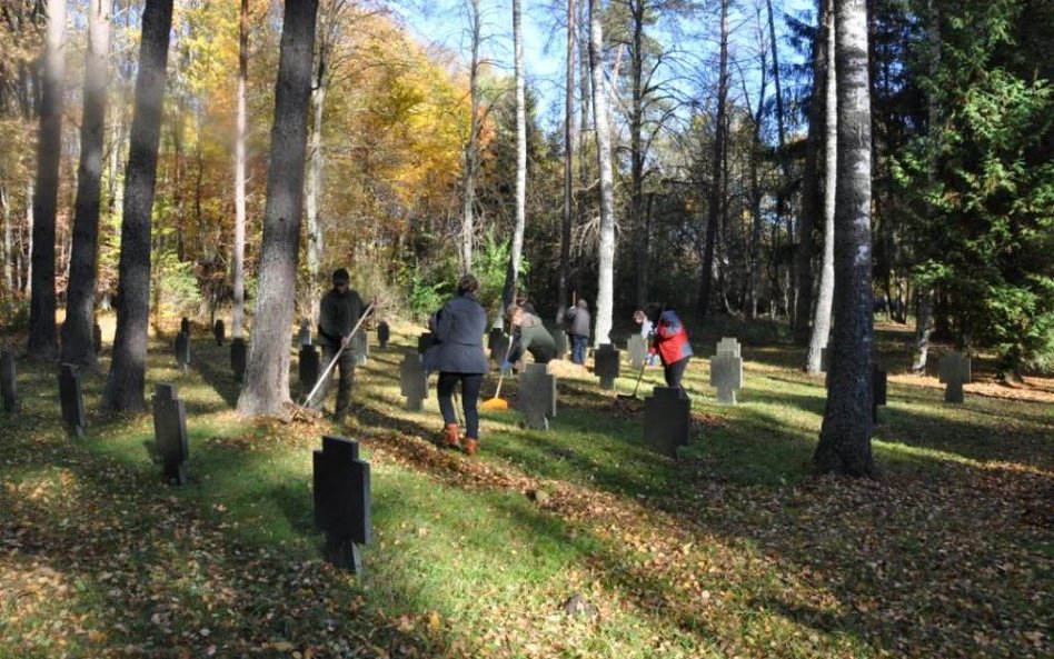 Leśnicy dbają o stare cmentarze