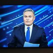 Na ekranie telewizyjnym dziennikarz Marek Czyż podczas pierwszego wydania programu informacyjnego "1