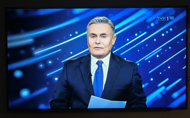 Na ekranie telewizyjnym dziennikarz Marek Czyż podczas pierwszego wydania programu informacyjnego "1