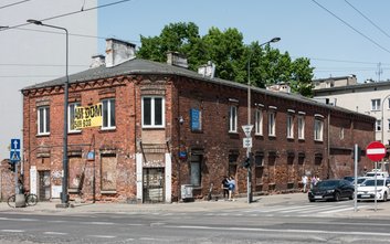 Zakupiony przez dzielnicę zabytek na warszawskim Grochowie popada w ruinę