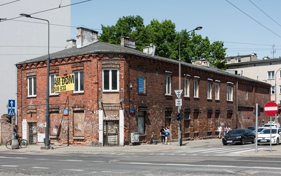 Zakupiony przez dzielnicę zabytek na warszawskim Grochowie popada w ruinę