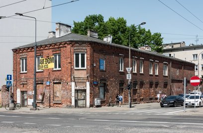 Zakupiony przez dzielnicę zabytek na warszawskim Grochowie popada w ruinę