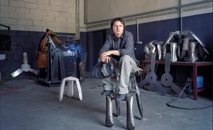 Oskar Zięta w swoim Zieta Studio z krzesłami i stołkami PLOPP (polski ludowy obiekt pompowany powiet