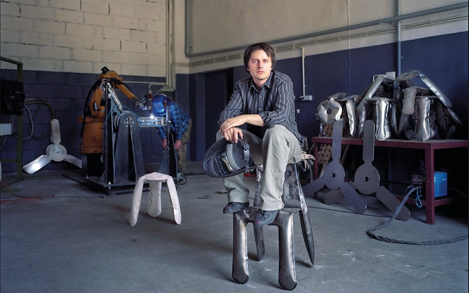 Oskar Zięta w swoim Zieta Studio z krzesłami i stołkami PLOPP (polski ludowy obiekt pompowany powiet