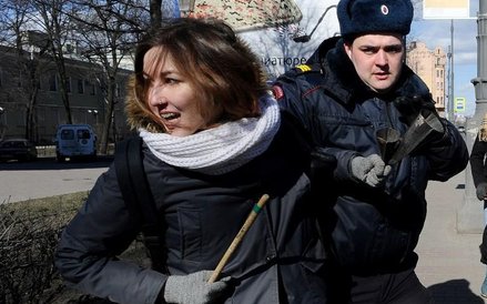 Protesty przeciwników spotkania w Petersburgu