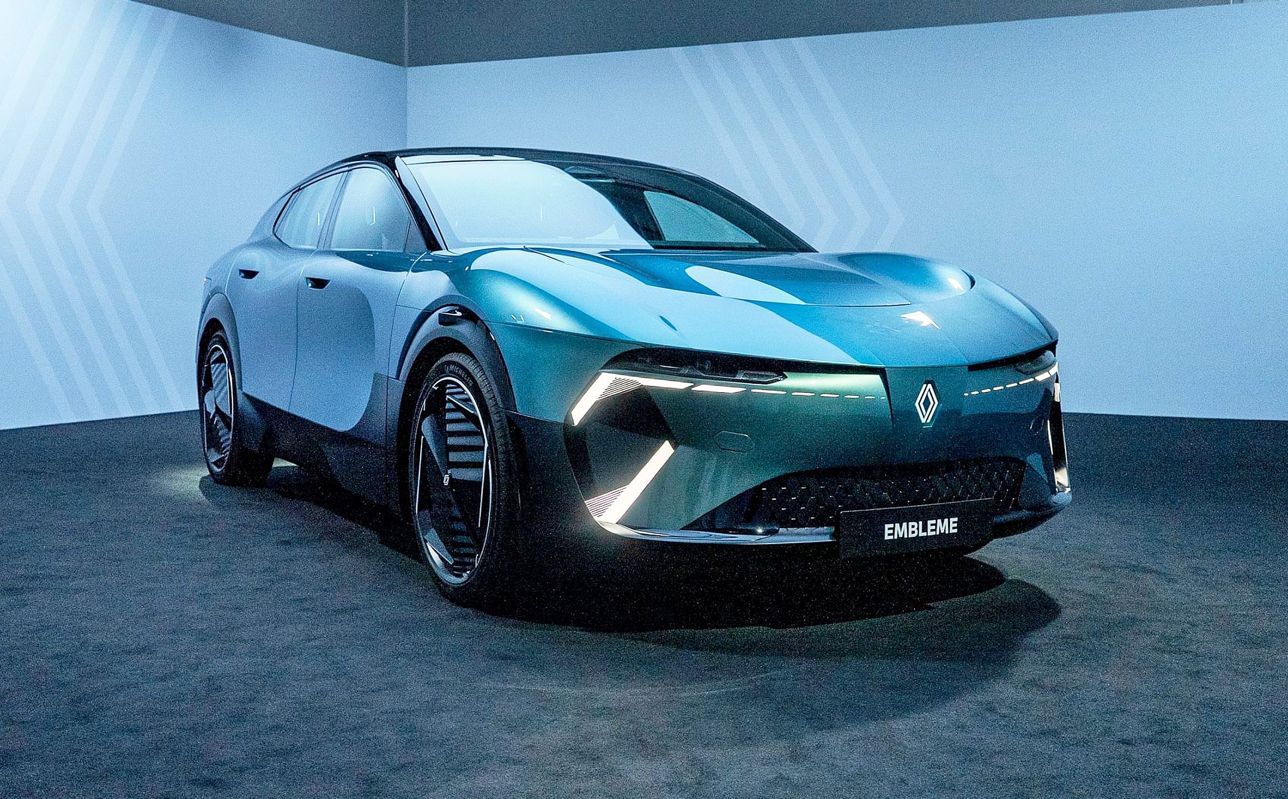 Przełom dla wodoru? Renault Emblème z innowacyjnym napędem elektryczno-wodorowym