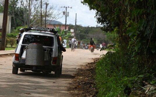 Kubański mechanik Juan Carlos Pino jedzie w mieście Aguacate swoim wyprodukowanym w Polsce w 1980 ro