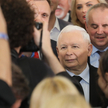 Paradoksalnie, Jarosław Kaczyński, nawet słaby medialnie, daje dużo więcej niż Donald Tusk