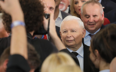 Paradoksalnie, Jarosław Kaczyński, nawet słaby medialnie, daje dużo więcej niż Donald Tusk