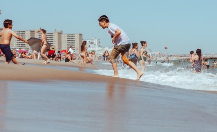 Plaże na całym świecie znikają. Pompujemy w nie nowy piasek