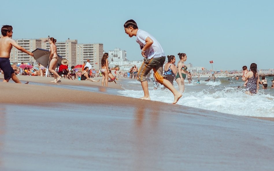 Plaże na całym świecie znikają. Pompujemy w nie nowy piasek