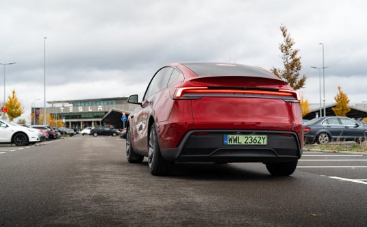 Do fabryki Tesli przyjechaliśmy z Warszawy... Teslą, która została wyprodukowana właśnie w tym zakła