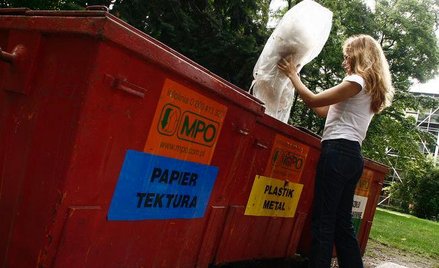 Przepisy dają gminom zbyt dużą swobodę w ustalaniu opłat za odbiór odpadów - uważa PiS