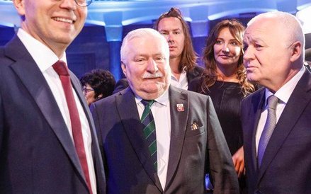 Jacek Szwajcowski, prezes PRB i gospodarz gali (od lewej), wraz z b. prezydentem Lechem Wałęsą i b. 