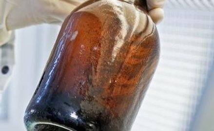 Wiek trunku udało się ustalić dzięki kształtowi korków i butelek