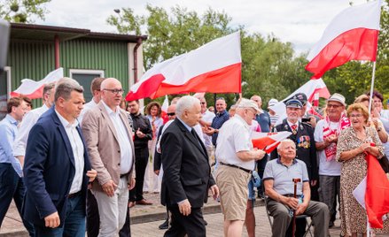 Prezes PiS Jarosław Kaczyński  wraz z posłami i europosłami ugrupowania  na polsko-niemieckim przejś