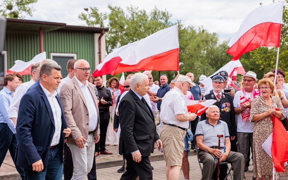 Prezes PiS Jarosław Kaczyński  wraz z posłami i europosłami ugrupowania  na polsko-niemieckim przejś