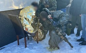 Podczas przeszukania posesji funkcjonariusze zatrzymali dwóch obywateli Ukrainy w wieku 26 i 32 lat.