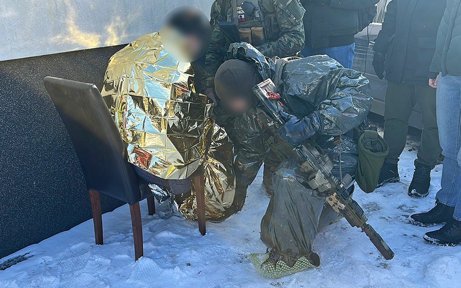 Podczas przeszukania posesji funkcjonariusze zatrzymali dwóch obywateli Ukrainy w wieku 26 i 32 lat.