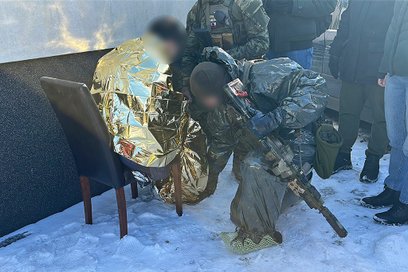 Podczas przeszukania posesji funkcjonariusze zatrzymali dwóch obywateli Ukrainy w wieku 26 i 32 lat.