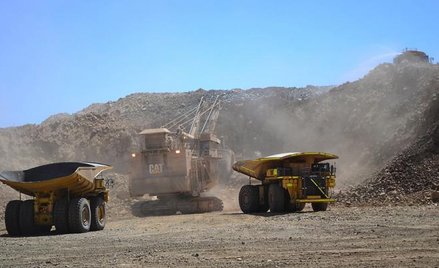 W szczytowym momencie po terenie budowy będzie krążyć 150 wywrotek do obsługi czterech koparek. Kopa