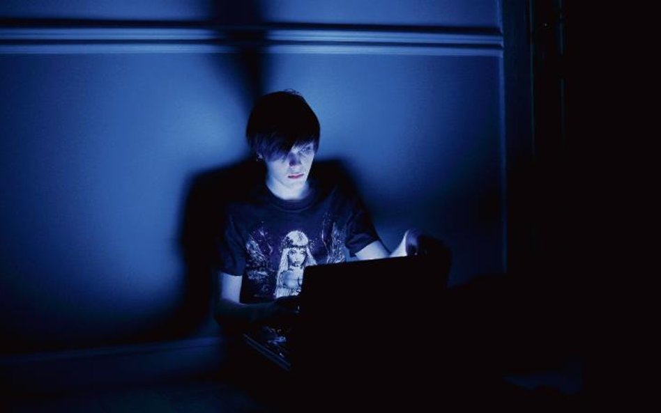 Kadr z „Sali samobójców”: sam na sam z ekranem