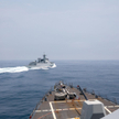 Chiński okręt widziany z pokładu niszczyciela USS Chung-Hoon