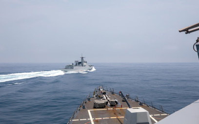 Chiński okręt widziany z pokładu niszczyciela USS Chung-Hoon