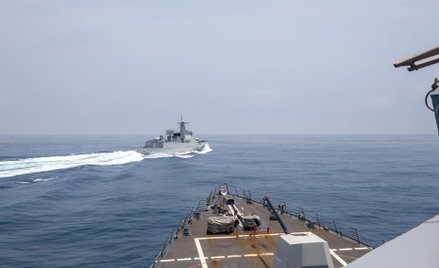 Chiński okręt widziany z pokładu niszczyciela USS Chung-Hoon