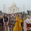 Turystki pod jednym z najbardziej znanych zabytków Indii – mauzoleum Tadż Mahal w Agrze