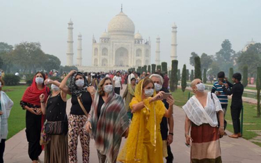 Turystki pod jednym z najbardziej znanych zabytków Indii – mauzoleum Tadż Mahal w Agrze