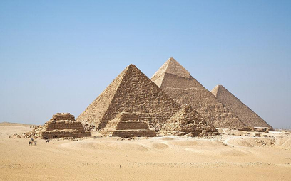 By Ricardo Liberato (All Gizah Pyramids) [CC BY-SA 2.0 (http://creativecommons.org/licenses/by-sa/2.