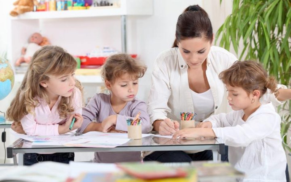 Dopłata do pracy niań ma pomóc mamom w powrocie do pracy.