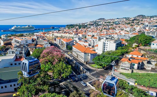 Kolejka linowa łączy dolną i górnączęść stolicy wyspy, Funchal