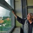 Prezes wspólnoty Henryk Zieliński przy jednym z feralnych okien, którego nie da się do końca otworzy