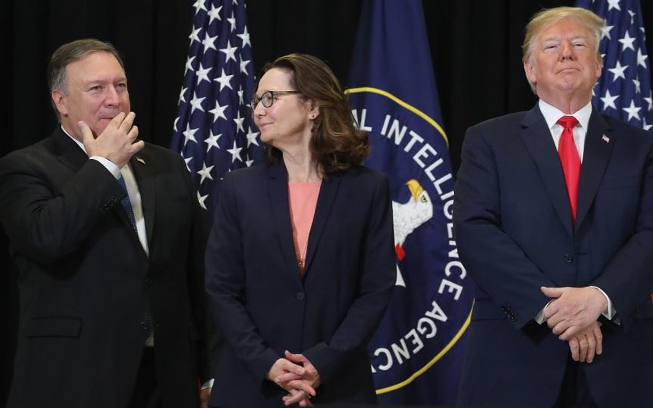 Mike Pompeo, Gina Haspel (szefowa CIA) i prezydent Donald Trump