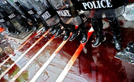 Oblali własną krwią dom premiera