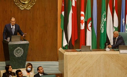 Siergiej Ławrow w Kairze szukał wsparcia członków Ligi Państw Arabskich. Z prawej sekretarz generaln