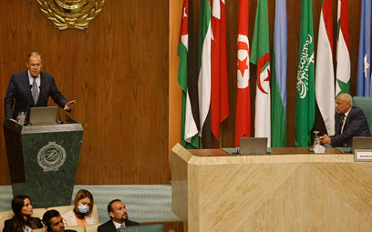 Siergiej Ławrow w Kairze szukał wsparcia członków Ligi Państw Arabskich. Z prawej sekretarz generaln