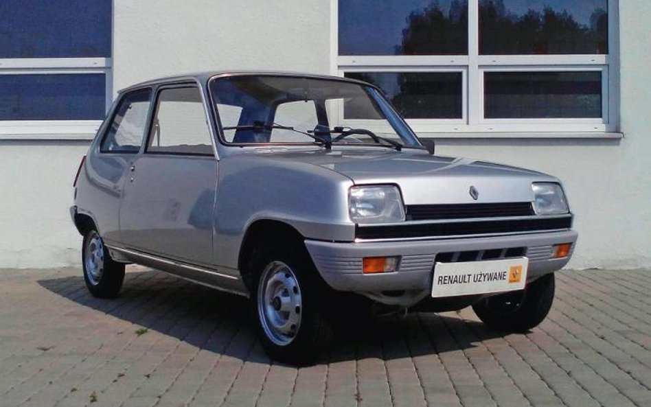 Renault 5 rocznik 1981 można już zarejestrować jako zabytek. Siła prostoty! Samochód ma idealny stan