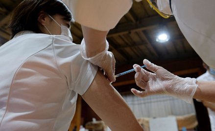 Koronawirus. Japonia opóźni szczepienia seniorów. Dlaczego?