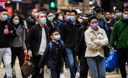 Mieszkańcy Hongkongu po ogłoszeniu informacji o pojawieniu się wirusa w tym regionie ChRL