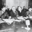 Harry S. Truman (trzeci od lewej przy stole) przewodzi obradom senackiej komisji ds. zbadania efekty